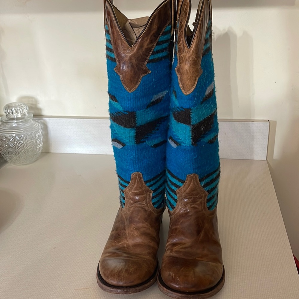 Women’s 7.5 Stetson serape blue boots